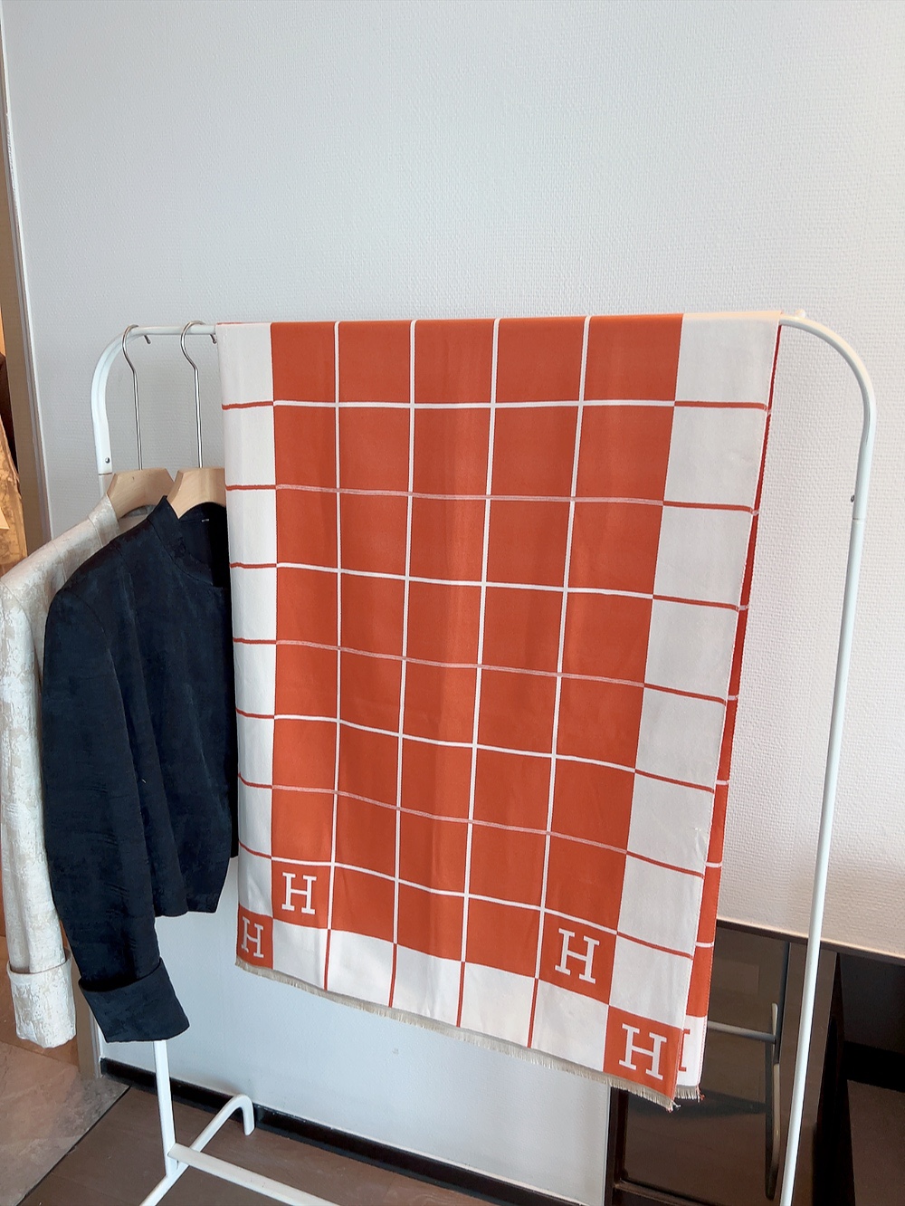 HM AVALON III THROW SCARF ORANGE