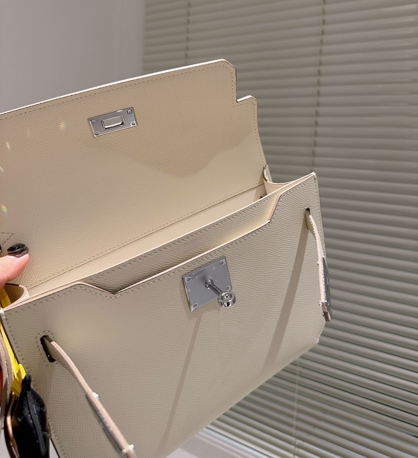 HM KELLY DEPECHES 25 POUCH BEIGE 25CM