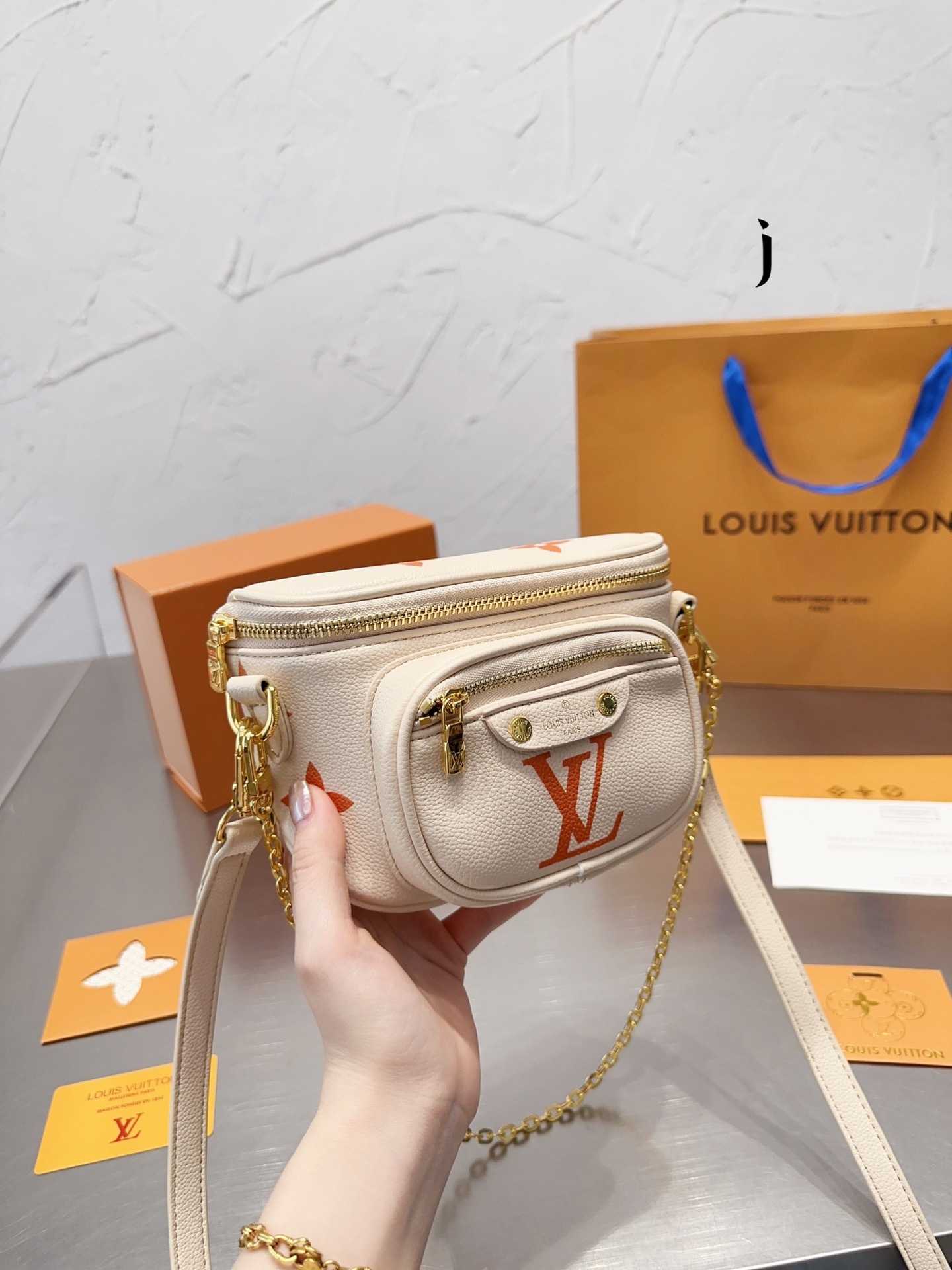 LV MINI BUMBAG NEUTRAL 18CM M82208