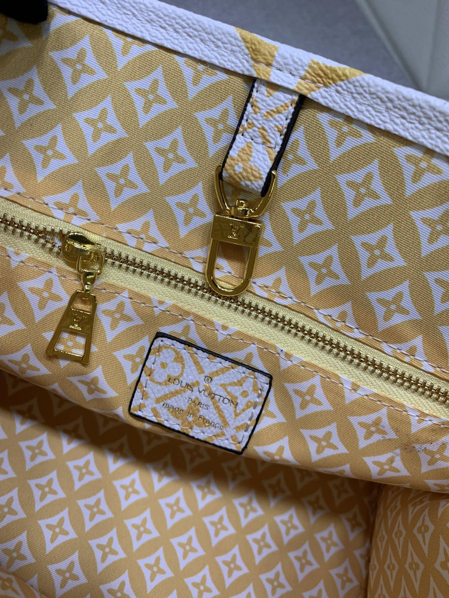 LV LV BY THE POOL ONTHEGO PM YELLOW 25 CM