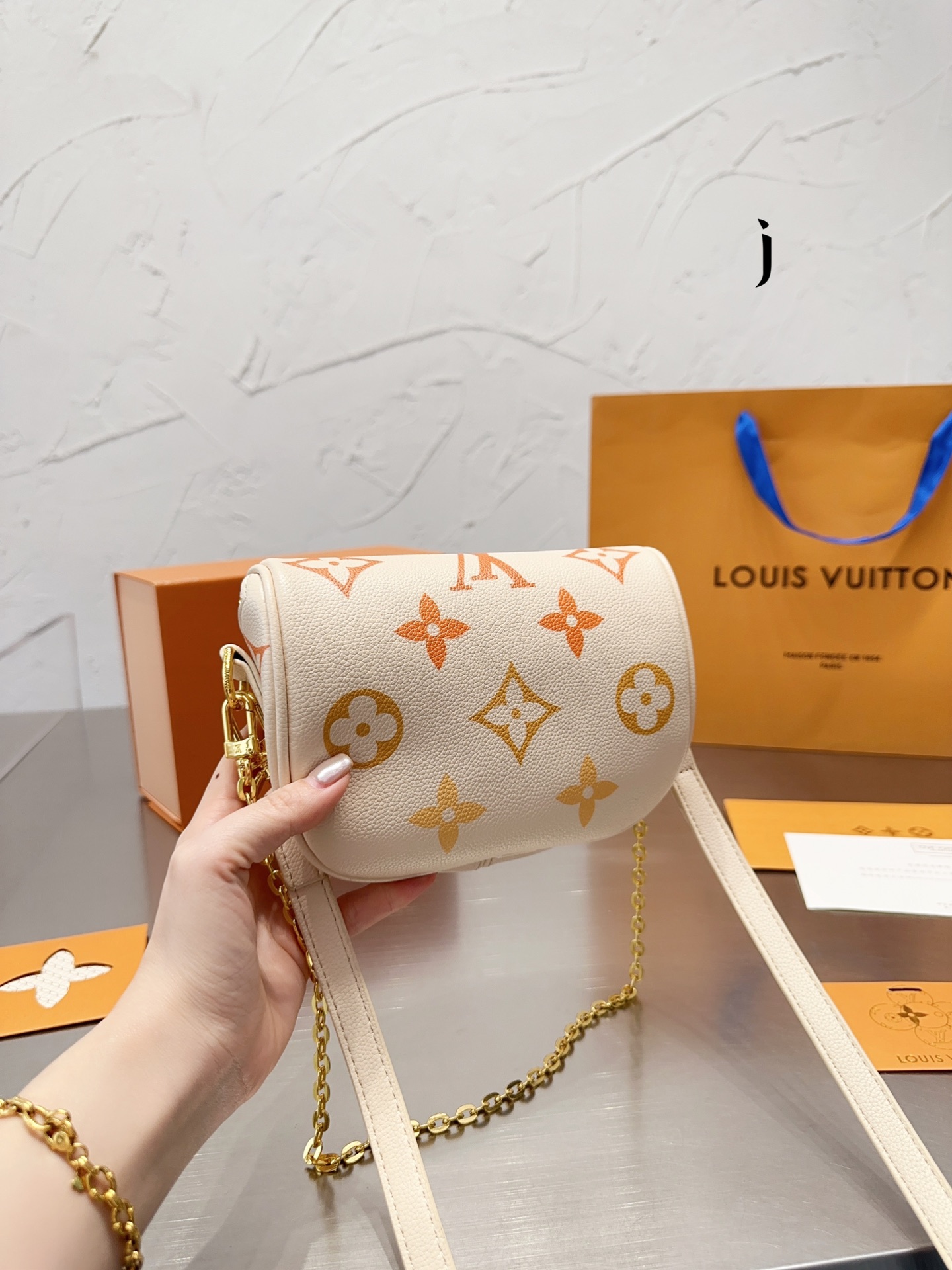 LV MINI BUMBAG NEUTRAL 18CM M82208