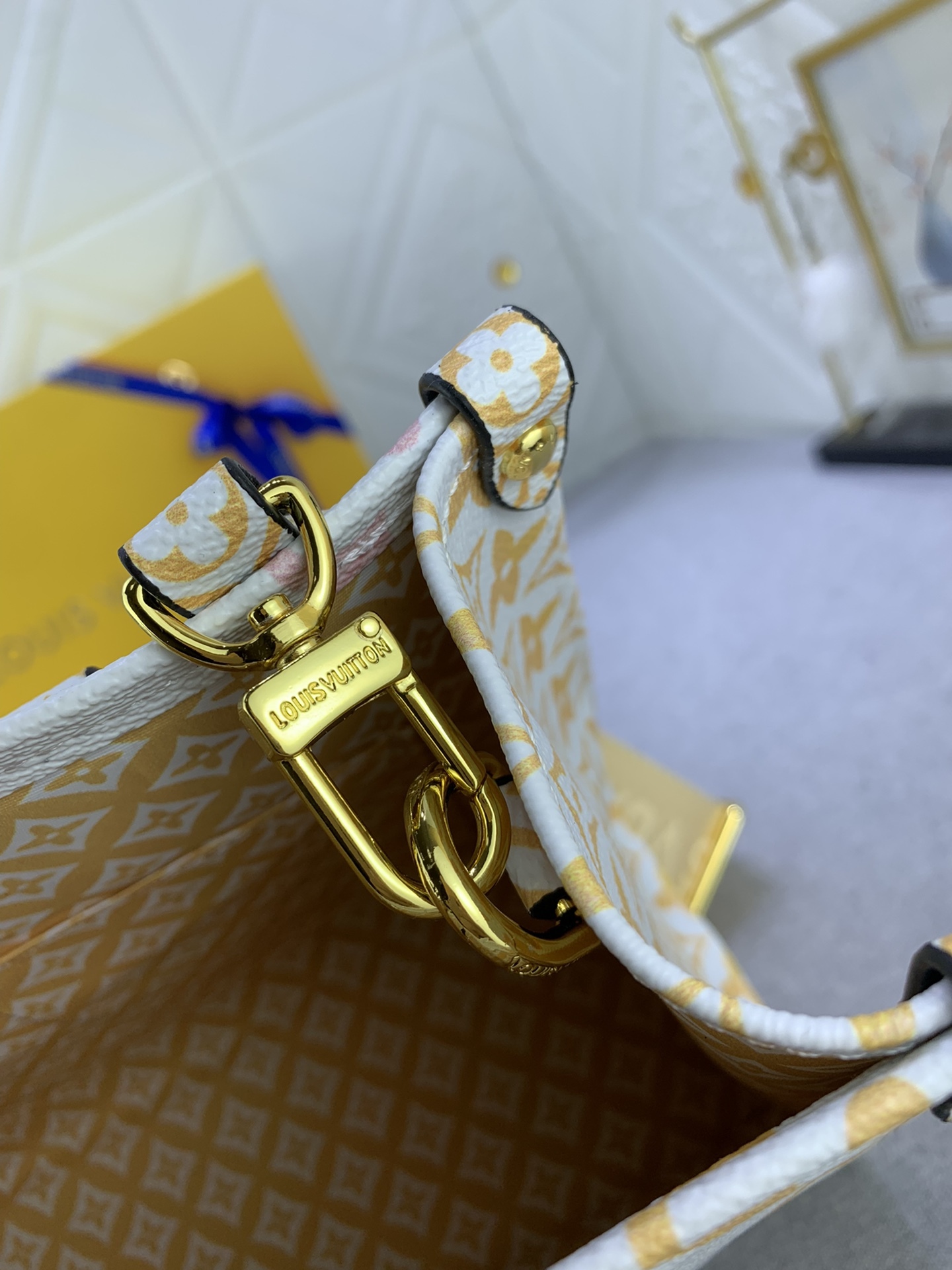 LV LV BY THE POOL ONTHEGO PM YELLOW 25 CM