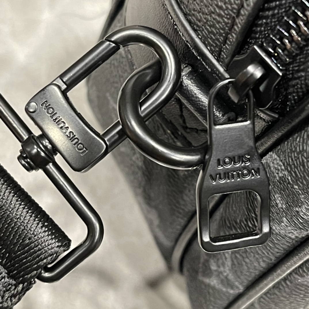 LV S LOCK MESSENGER GRAY MONOGRAM 22CM