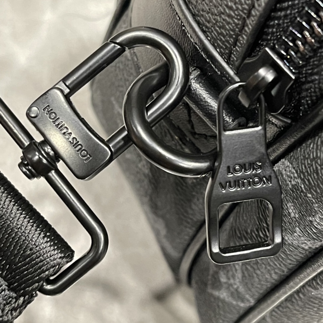 LV S LOCK MESSENGER GRAY MONOGRAM 22CM