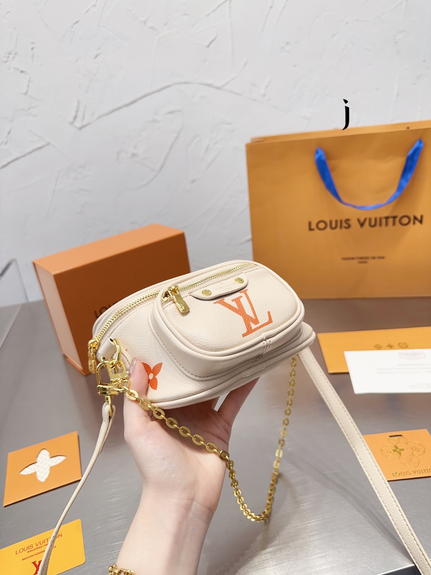 LV MINI BUMBAG NEUTRAL 18CM M82208