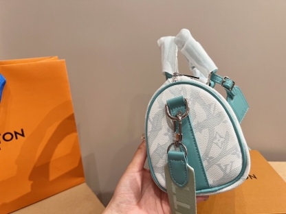 LV KEEPALL BANDOULIERE TRAVEL BAG 25CM M22527