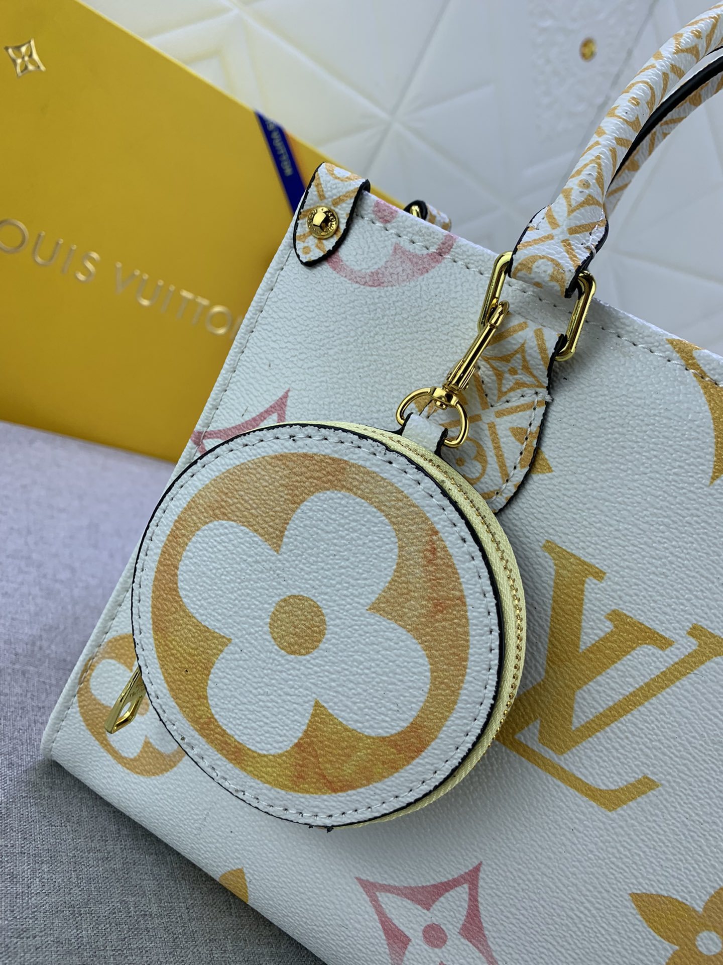 LV LV BY THE POOL ONTHEGO PM YELLOW 25 CM