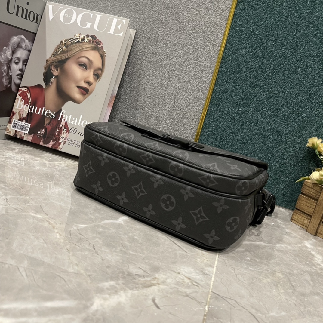 LV S LOCK MESSENGER GRAY MONOGRAM 22CM