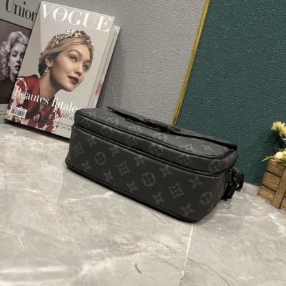 LV S LOCK MESSENGER GRAY MONOGRAM 22CM