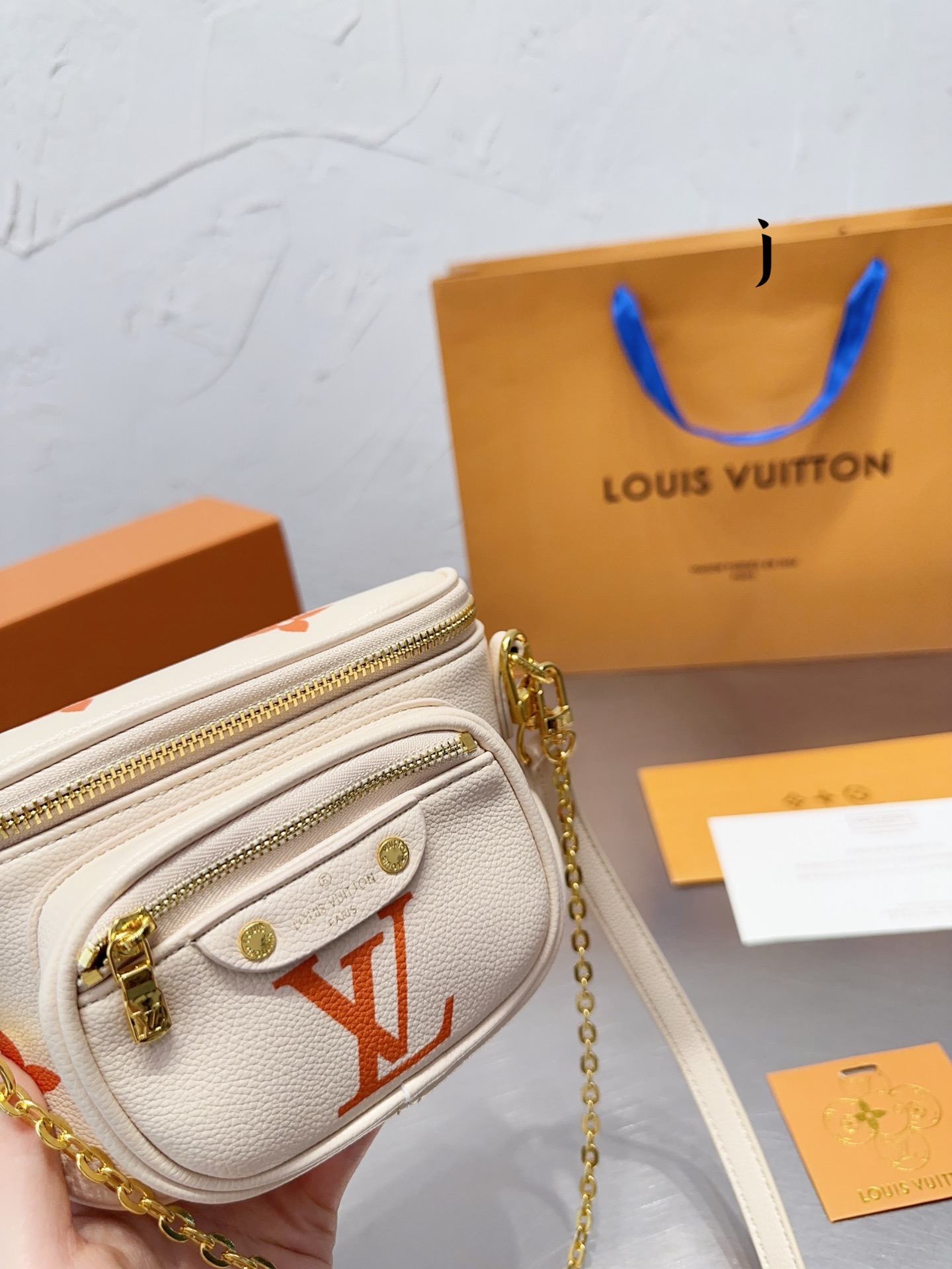 LV MINI BUMBAG NEUTRAL 18CM M82208