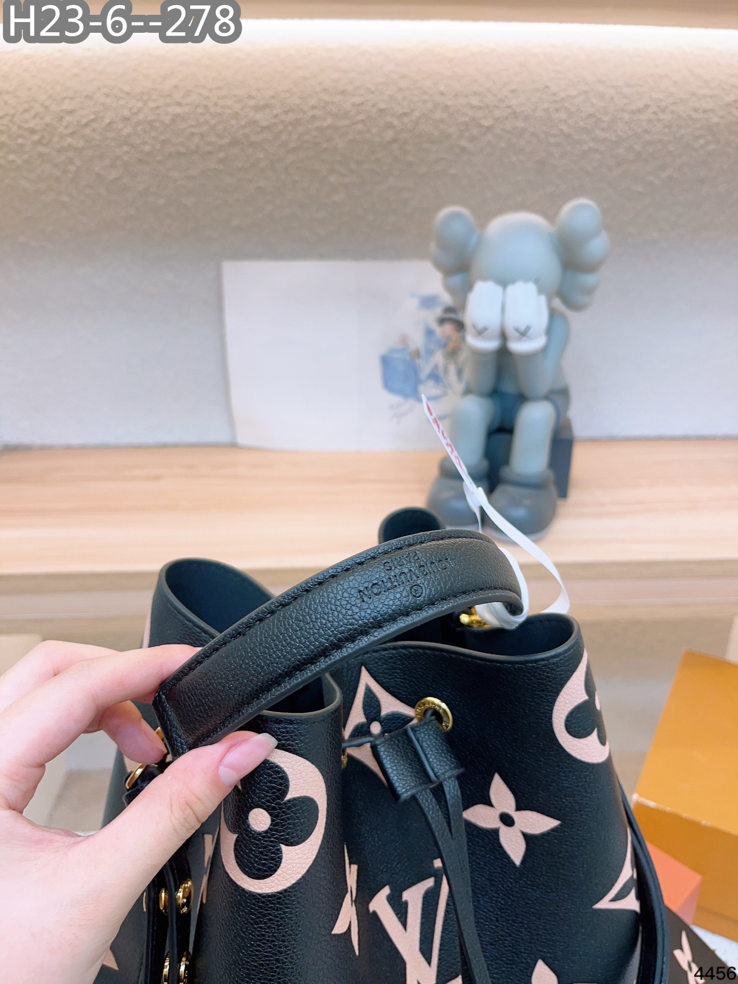 LV NÉONOÉ MM BLACK 25CM M45497