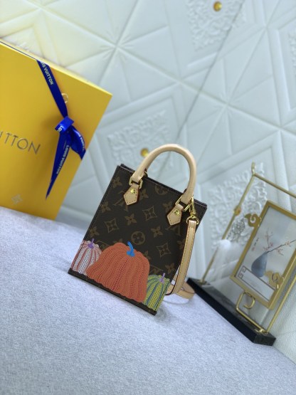 LV LV X YK PETIT SAC PLAT MONOGRAM 17CM M82112