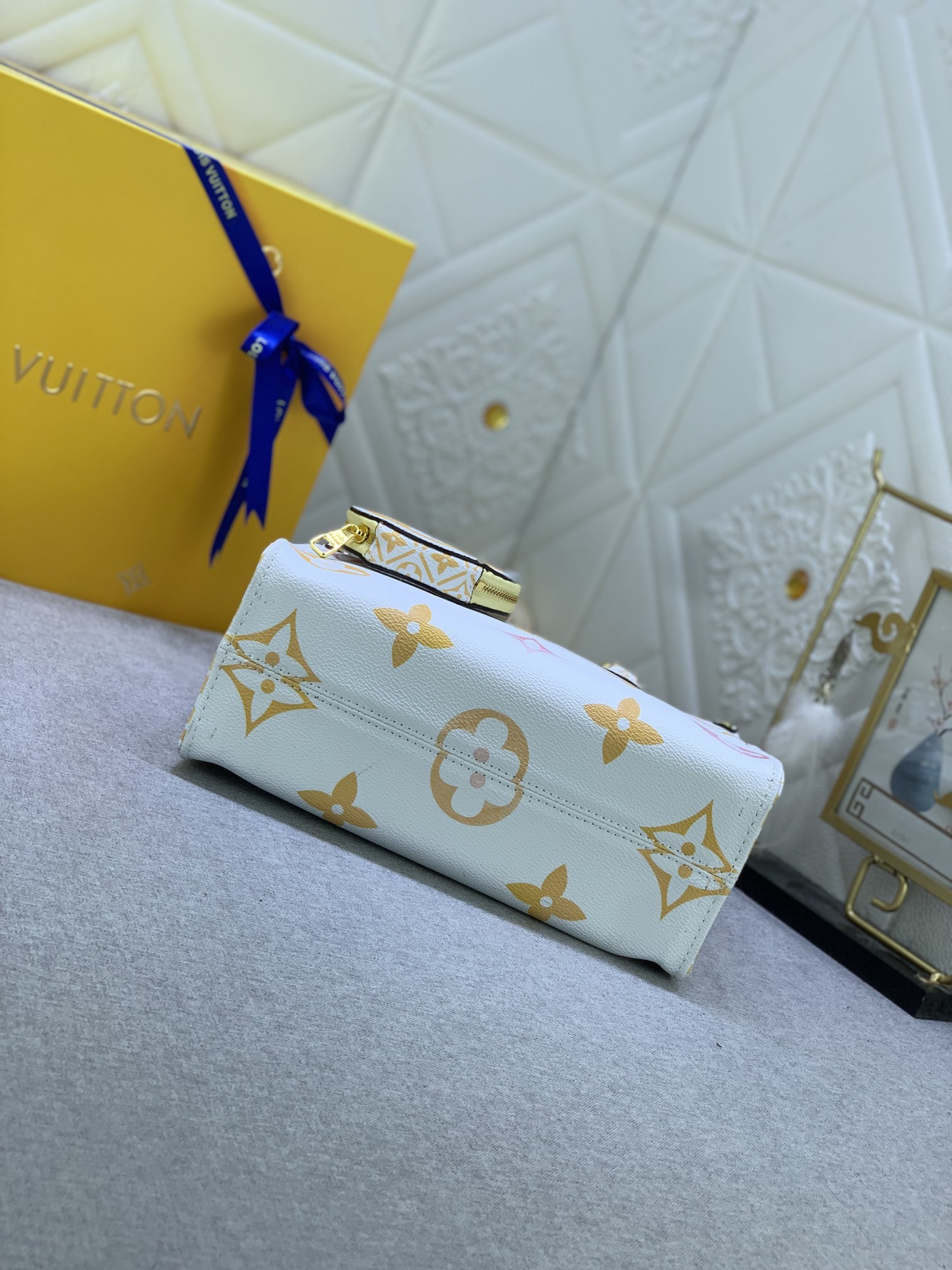 LV LV BY THE POOL ONTHEGO PM YELLOW 25 CM