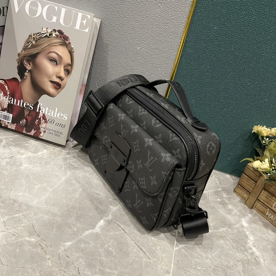 LV S LOCK MESSENGER GRAY MONOGRAM 22CM