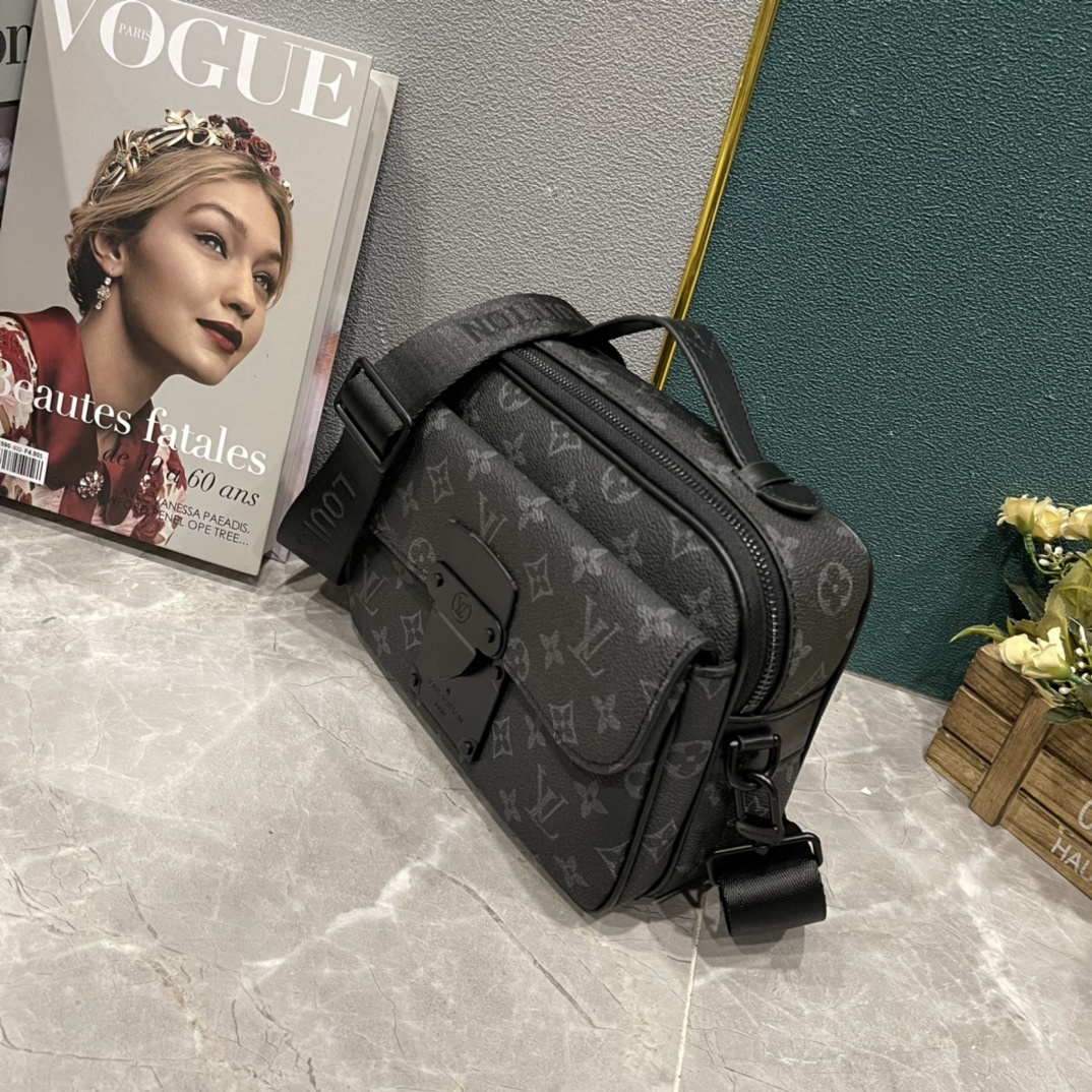 LV S LOCK MESSENGER GRAY MONOGRAM 22CM