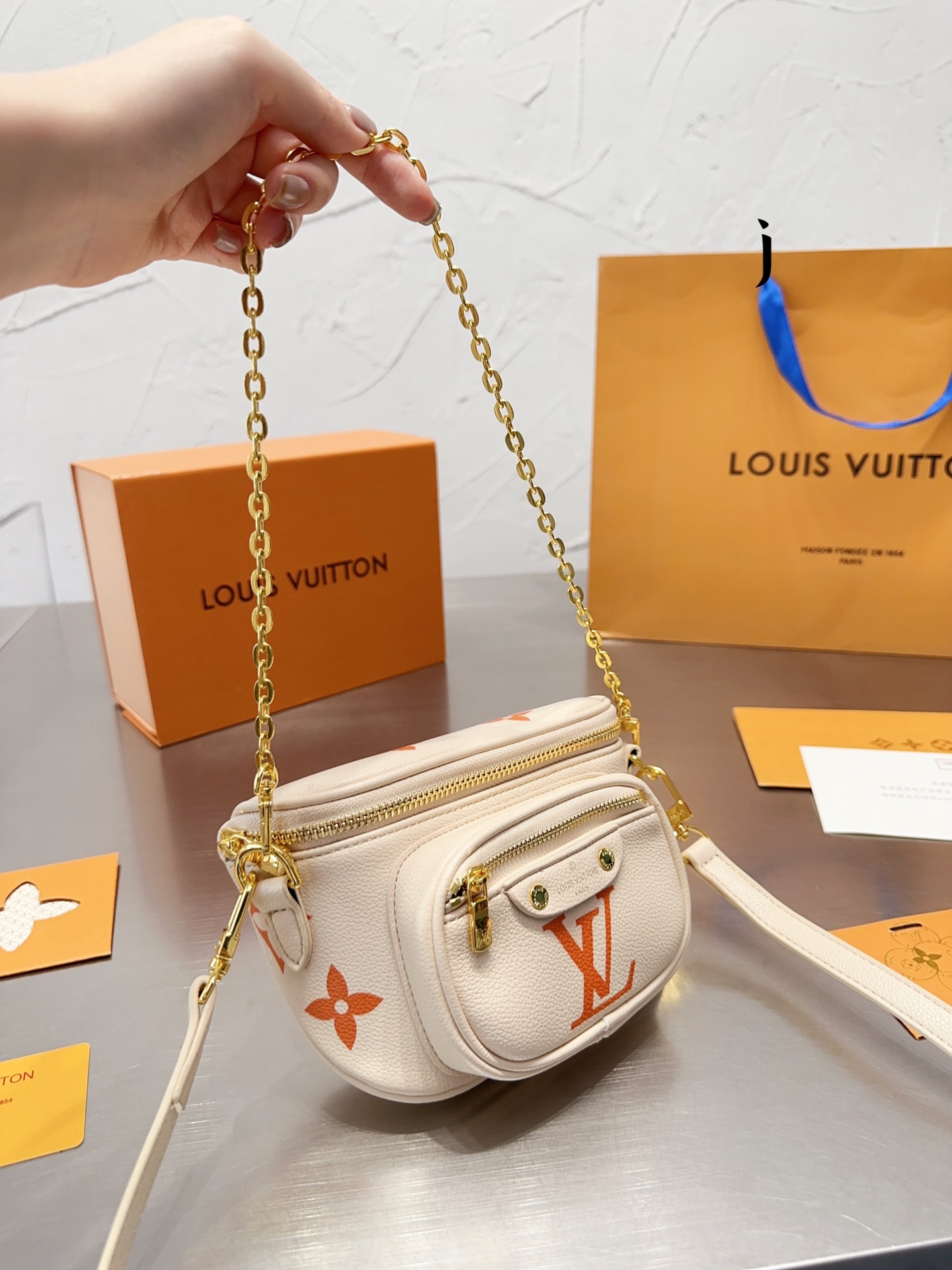 LV MINI BUMBAG NEUTRAL 18CM M82208