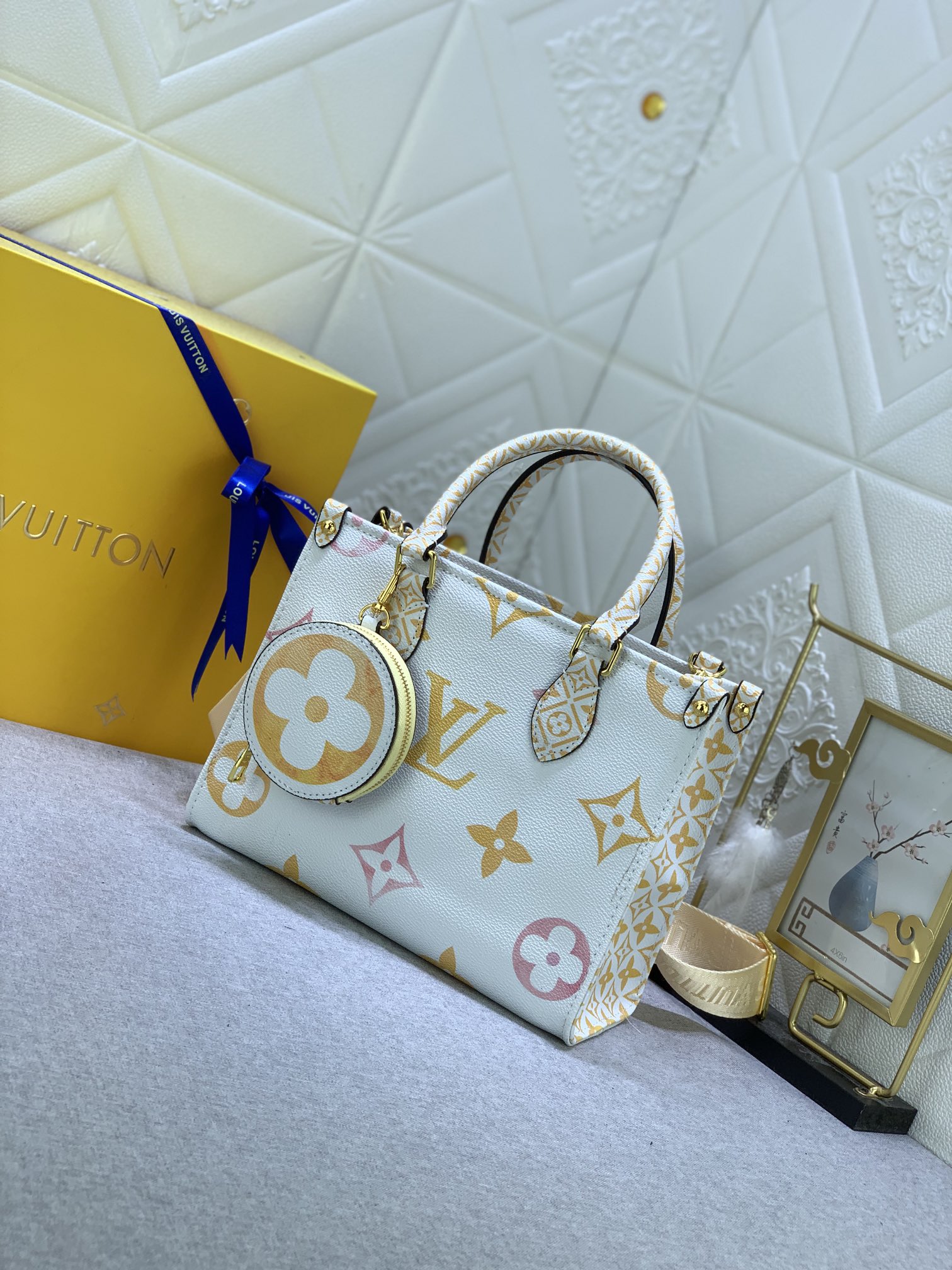 LV LV BY THE POOL ONTHEGO PM YELLOW 25 CM