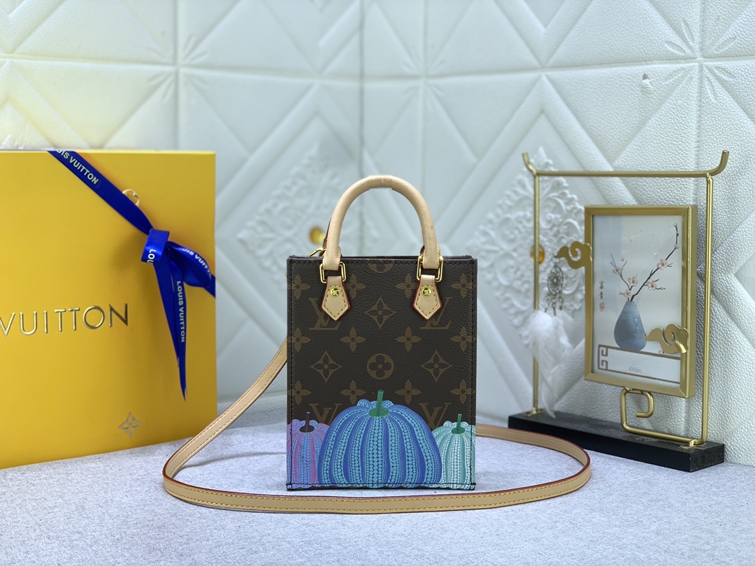 LV LV X YK PETIT SAC PLAT MONOGRAM 17CM M82112