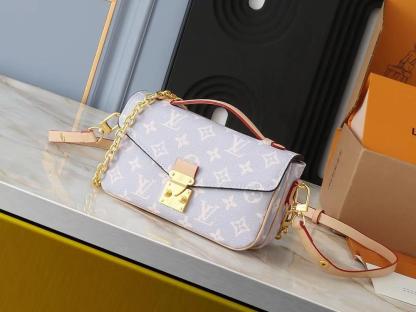 LV POCHETTE MÉTIS EAST WEST COATED CANVAS TRIANON PURPLE GRAY 21CM M12429