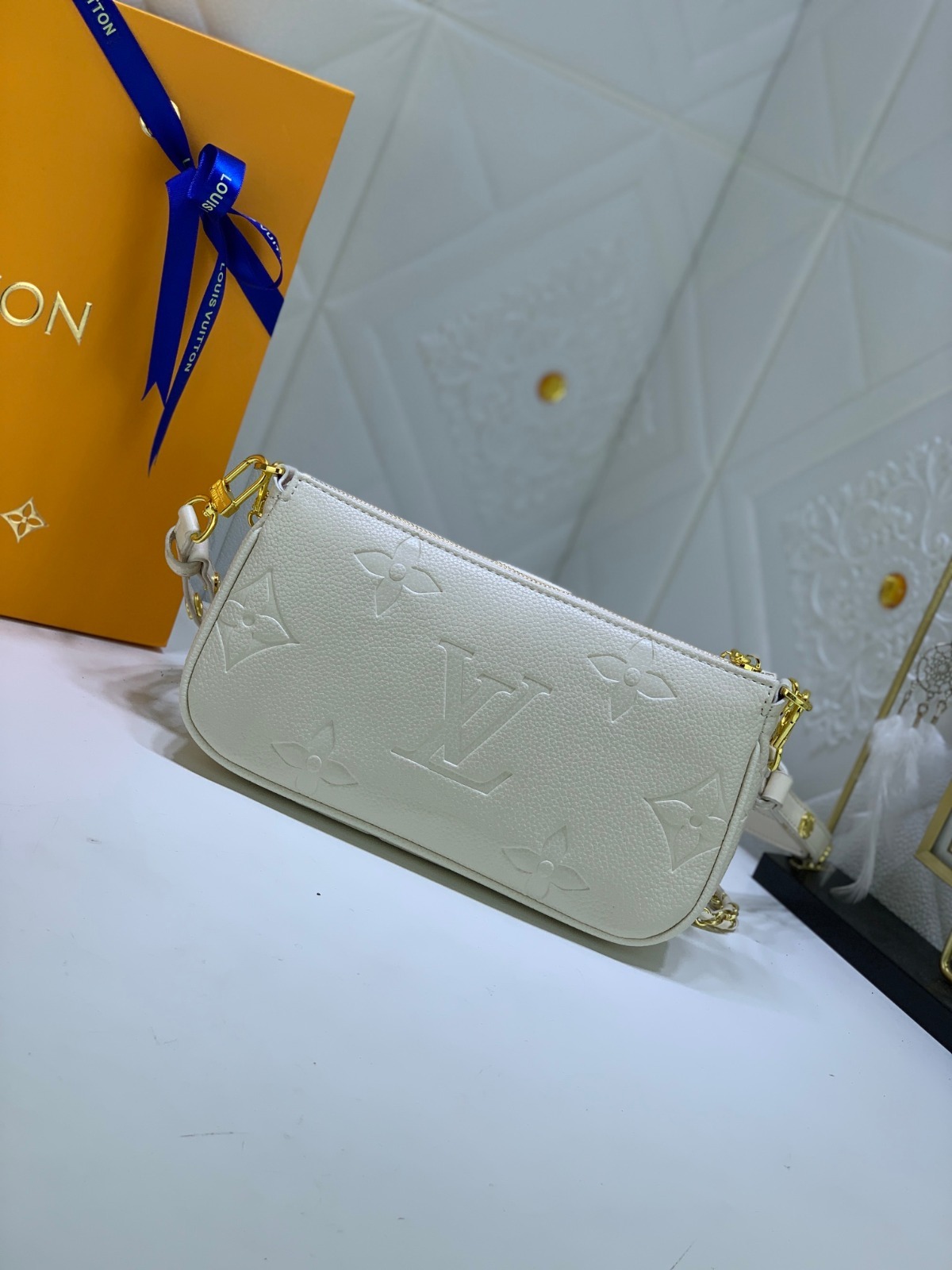LV MULTI POCHETTE ACCESSOIRES CREAM 18CM M46568