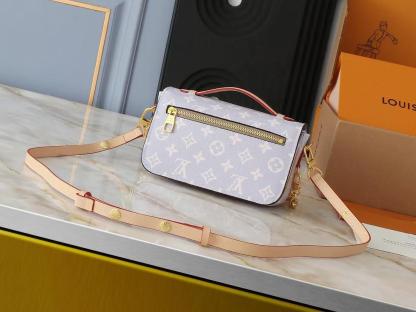 LV POCHETTE MÉTIS EAST WEST COATED CANVAS TRIANON PURPLE GRAY 21CM M12429