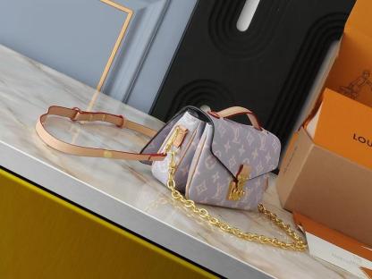 LV POCHETTE MÉTIS EAST WEST COATED CANVAS TRIANON PURPLE GRAY 21CM M12429