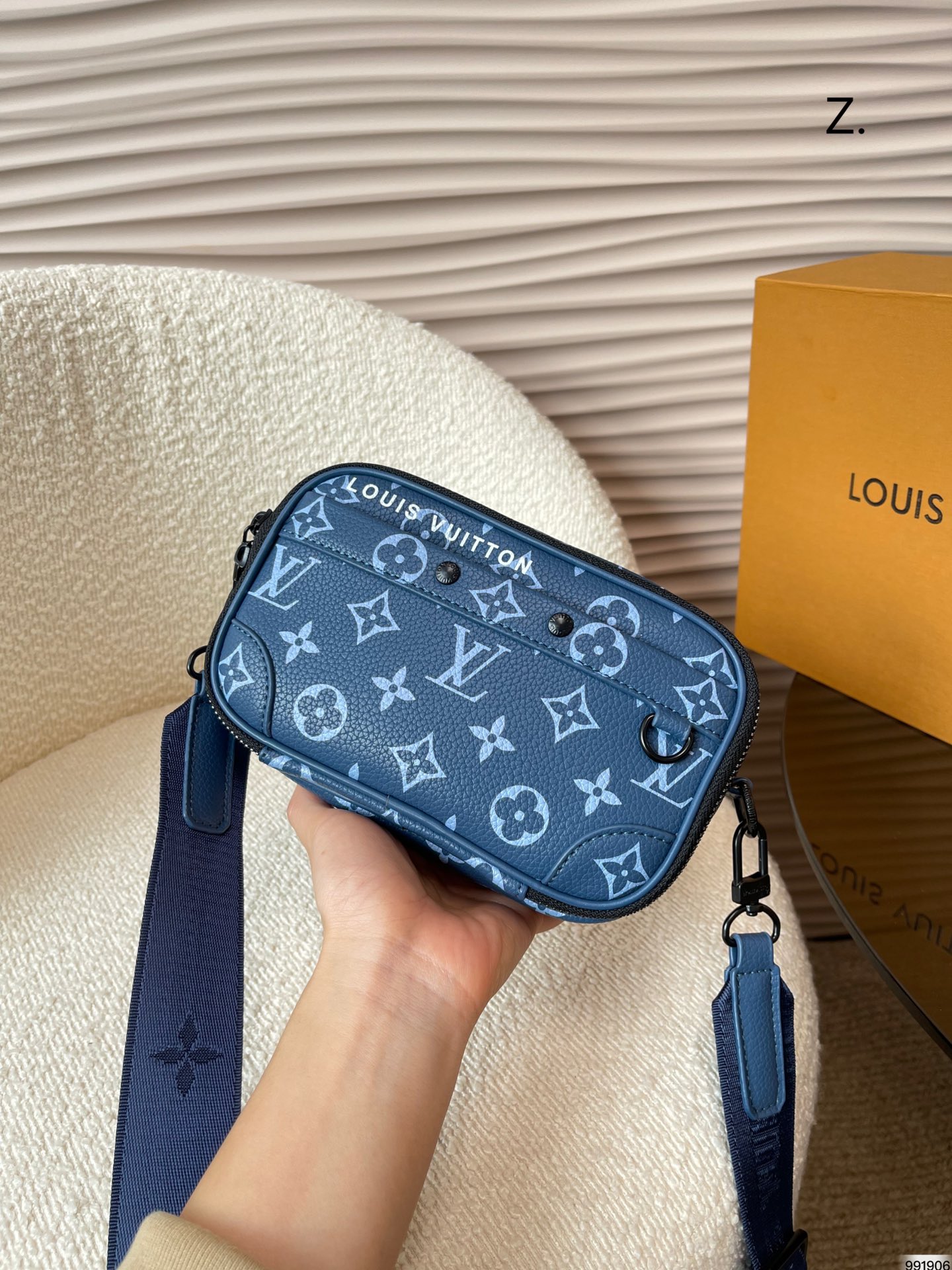 LV ALPHA WEARABLE WALLET BLUE 18CM M82801