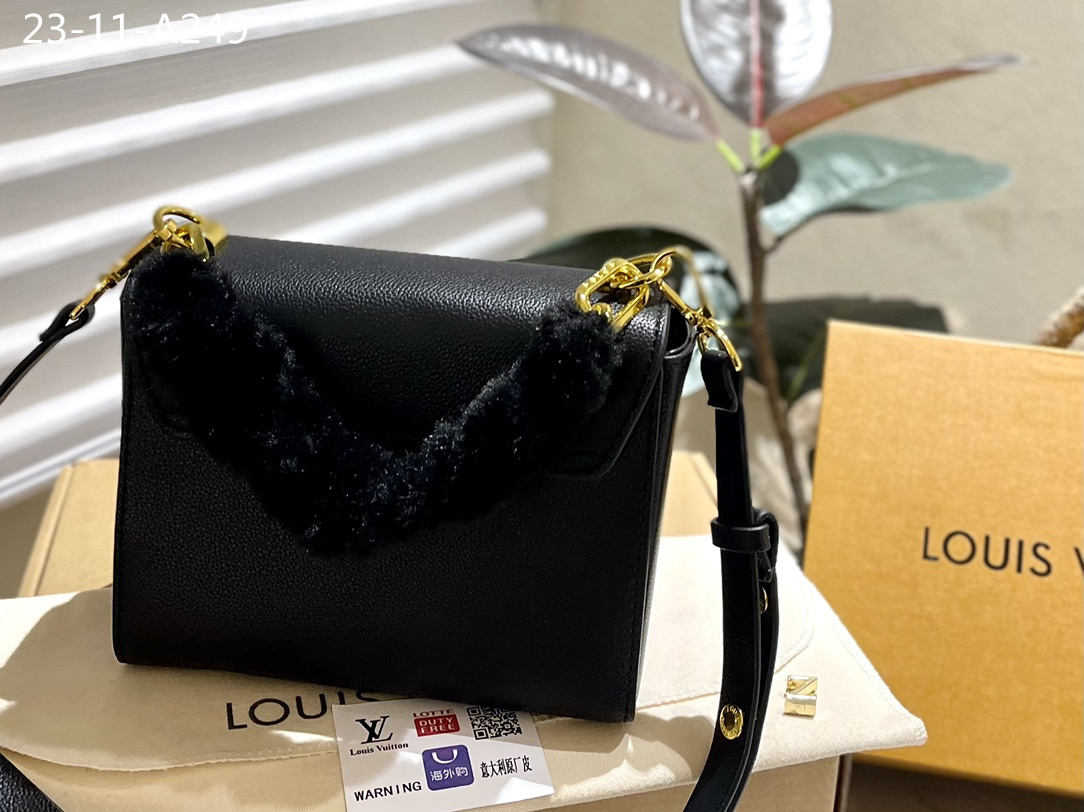 LV TWIST BAG WITH FUR HANDLE BLACK 19CM