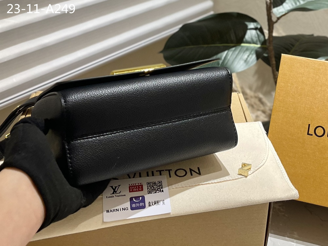 LV TWIST BAG WITH FUR HANDLE BLACK 19CM