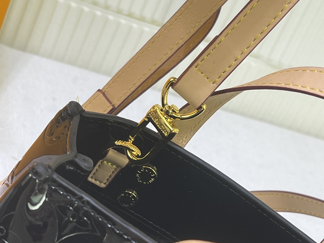 LV READE PM MONOGRAM VERNIS BLACK 22CM