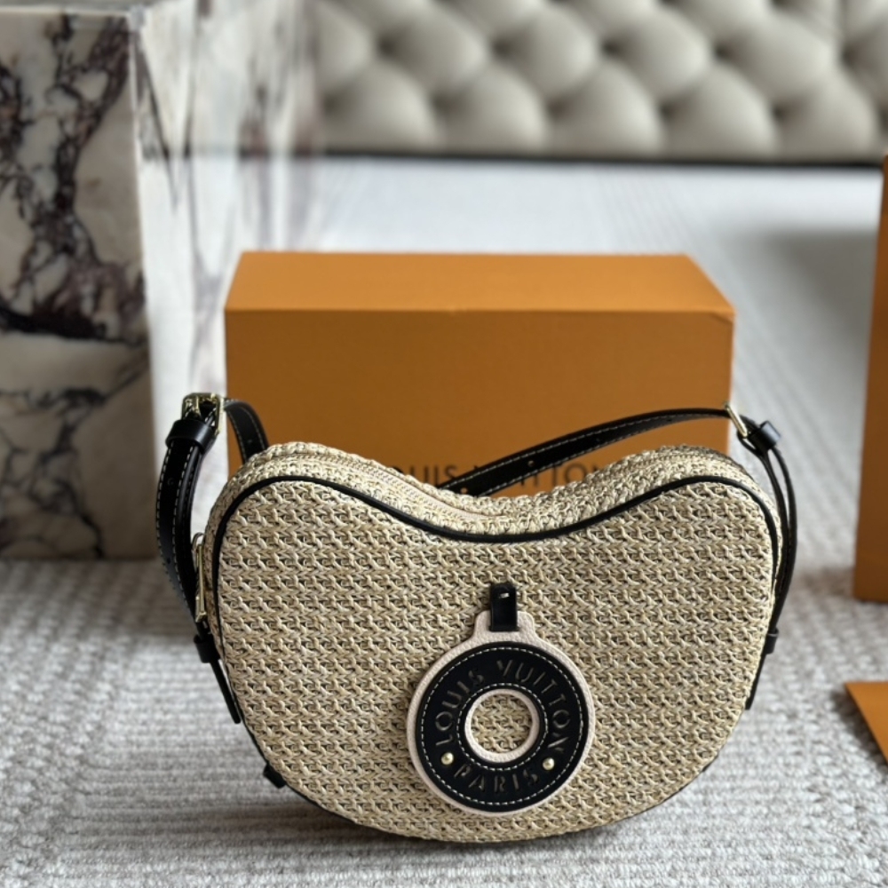 LV CROISSANT MM BLACK 26CM