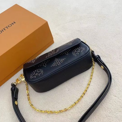 LV WALLET ON CHAIN IVY BLACK 22CM M82653