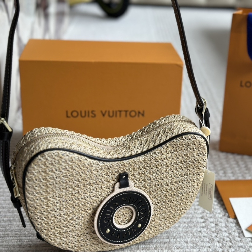 LV CROISSANT MM BLACK 26CM