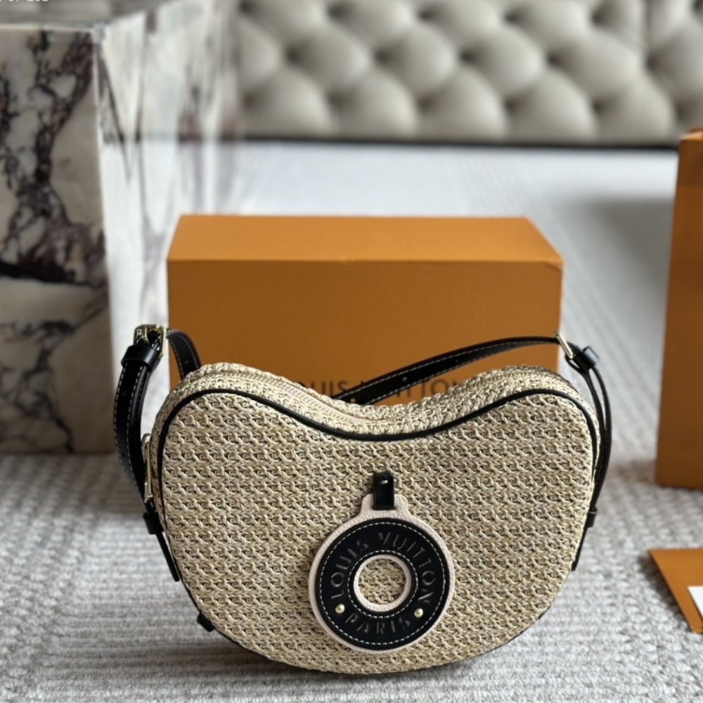 LV CROISSANT MM BLACK 26CM