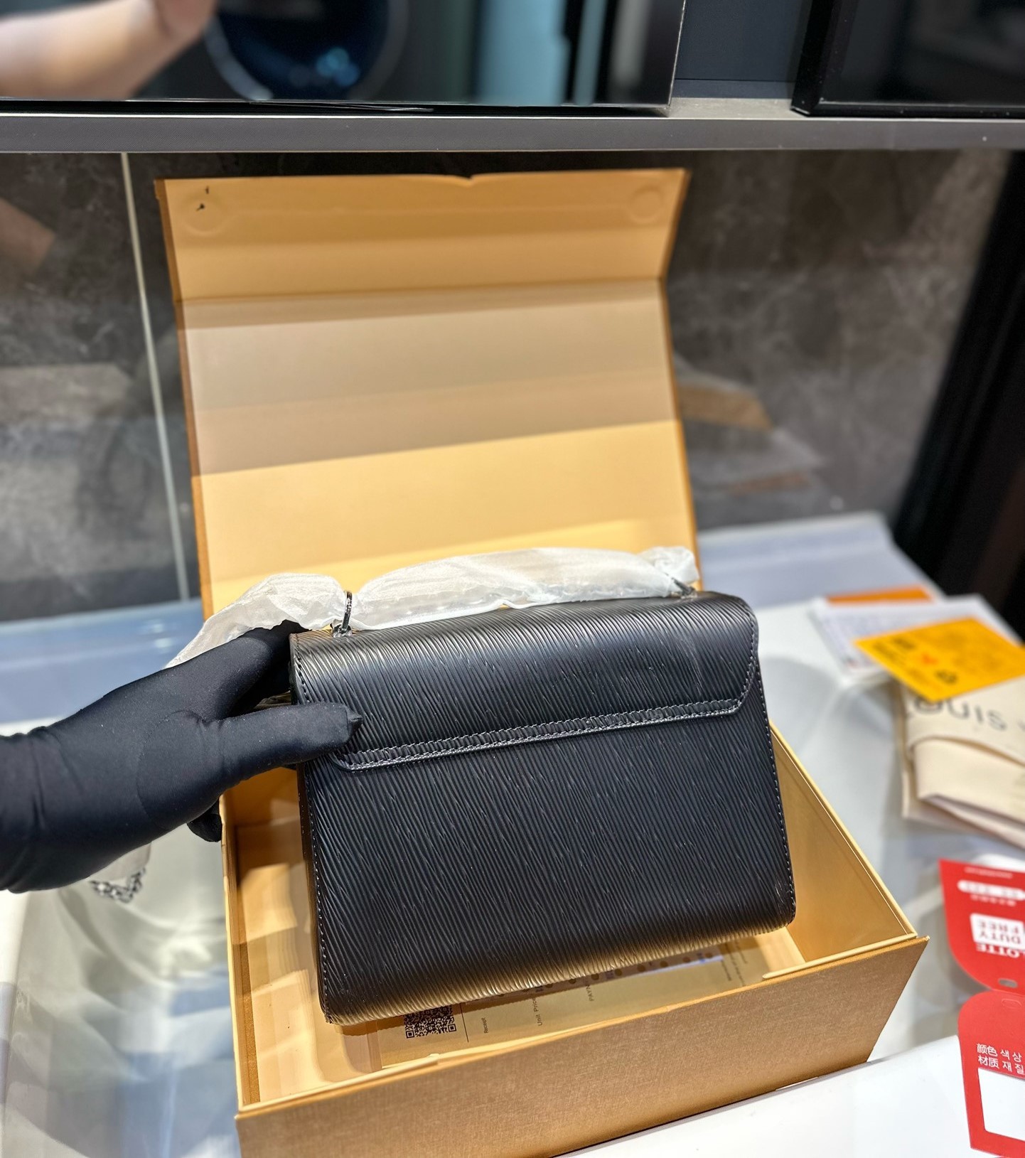 LV EPI LEATHER LIMITED EDITION FLOWER TWIST BAG BLACK 23CM