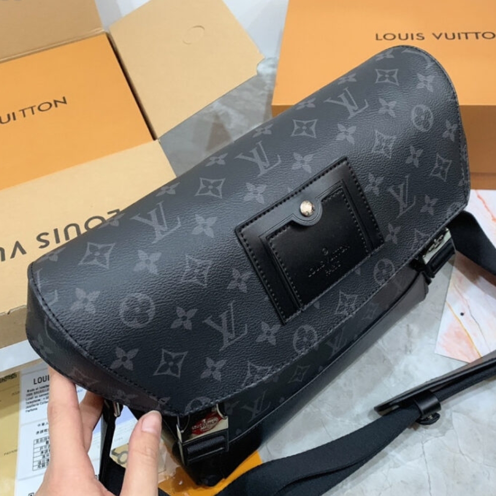 LV MESSENGER PM VOYAGER BLACK 32CM M40511