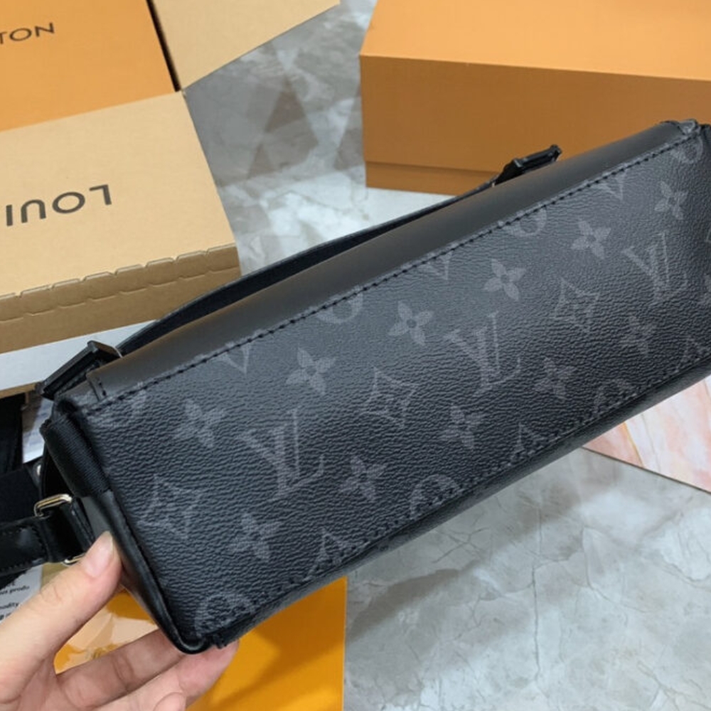 LV MESSENGER PM VOYAGER BLACK 32CM M40511