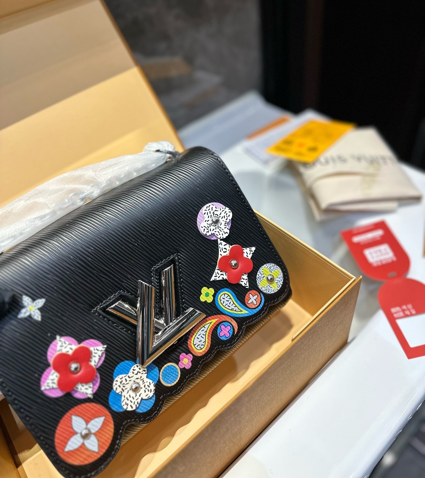 LV EPI LEATHER LIMITED EDITION FLOWER TWIST BAG BLACK 23CM