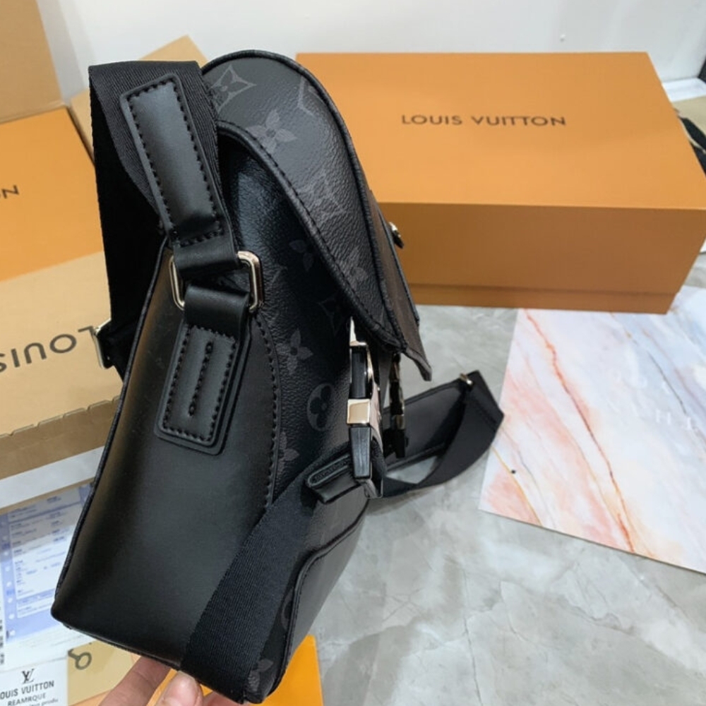 LV MESSENGER PM VOYAGER BLACK 32CM M40511