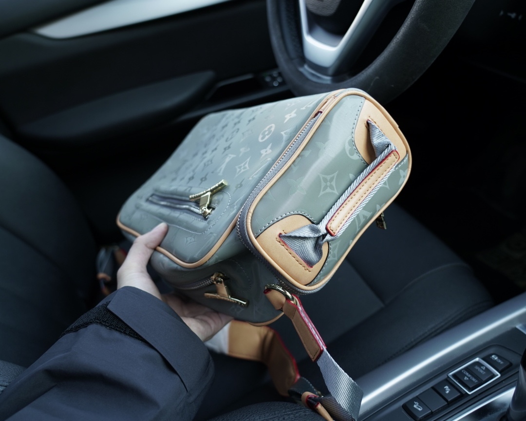 LV CAMERA MONOGRAM TITANIUM 30CM