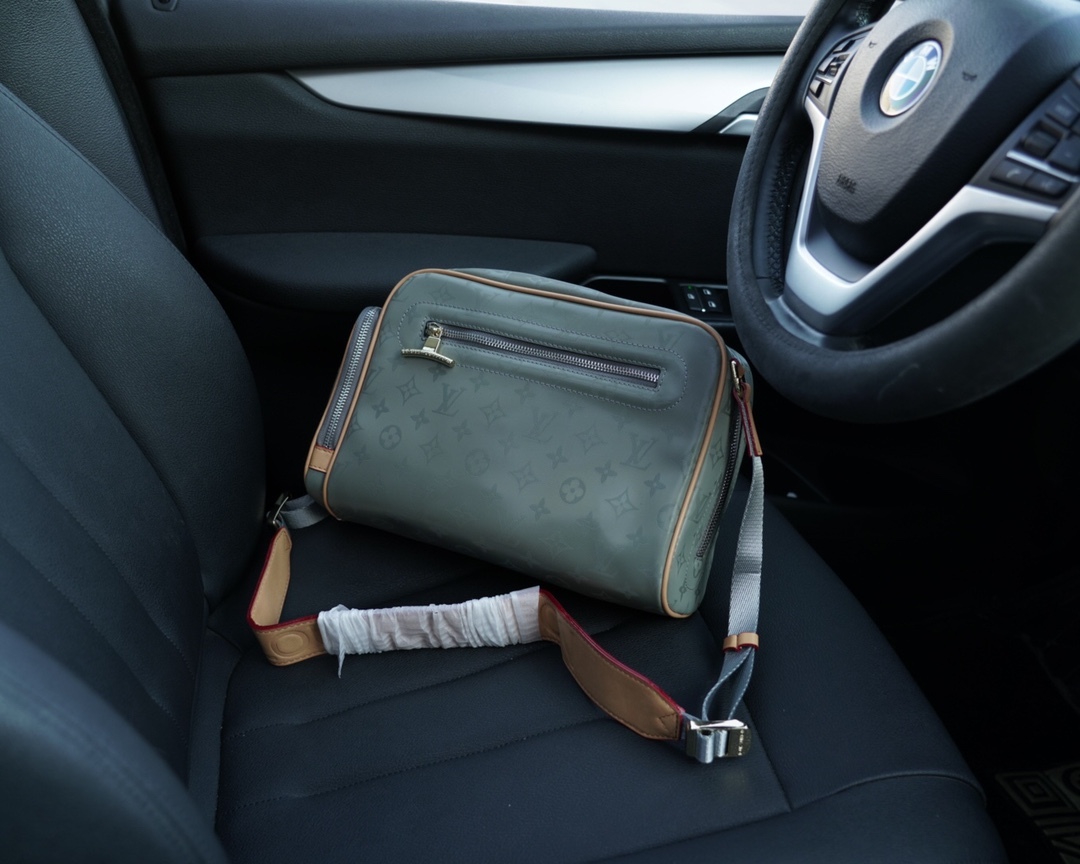 LV CAMERA MONOGRAM TITANIUM 30CM