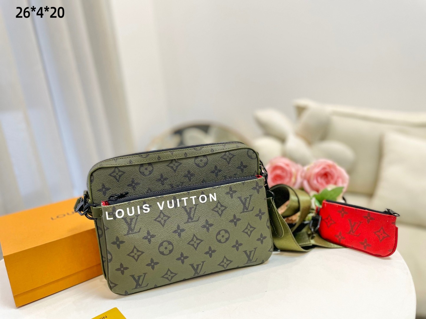 LV TRIO MESSENGER GREEN 26CM M23783