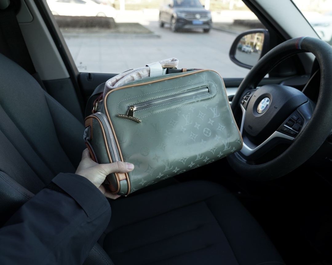 LV CAMERA MONOGRAM TITANIUM 30CM