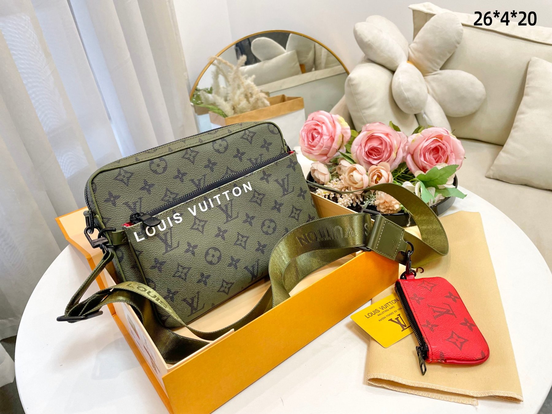 LV TRIO MESSENGER GREEN 26CM M23783