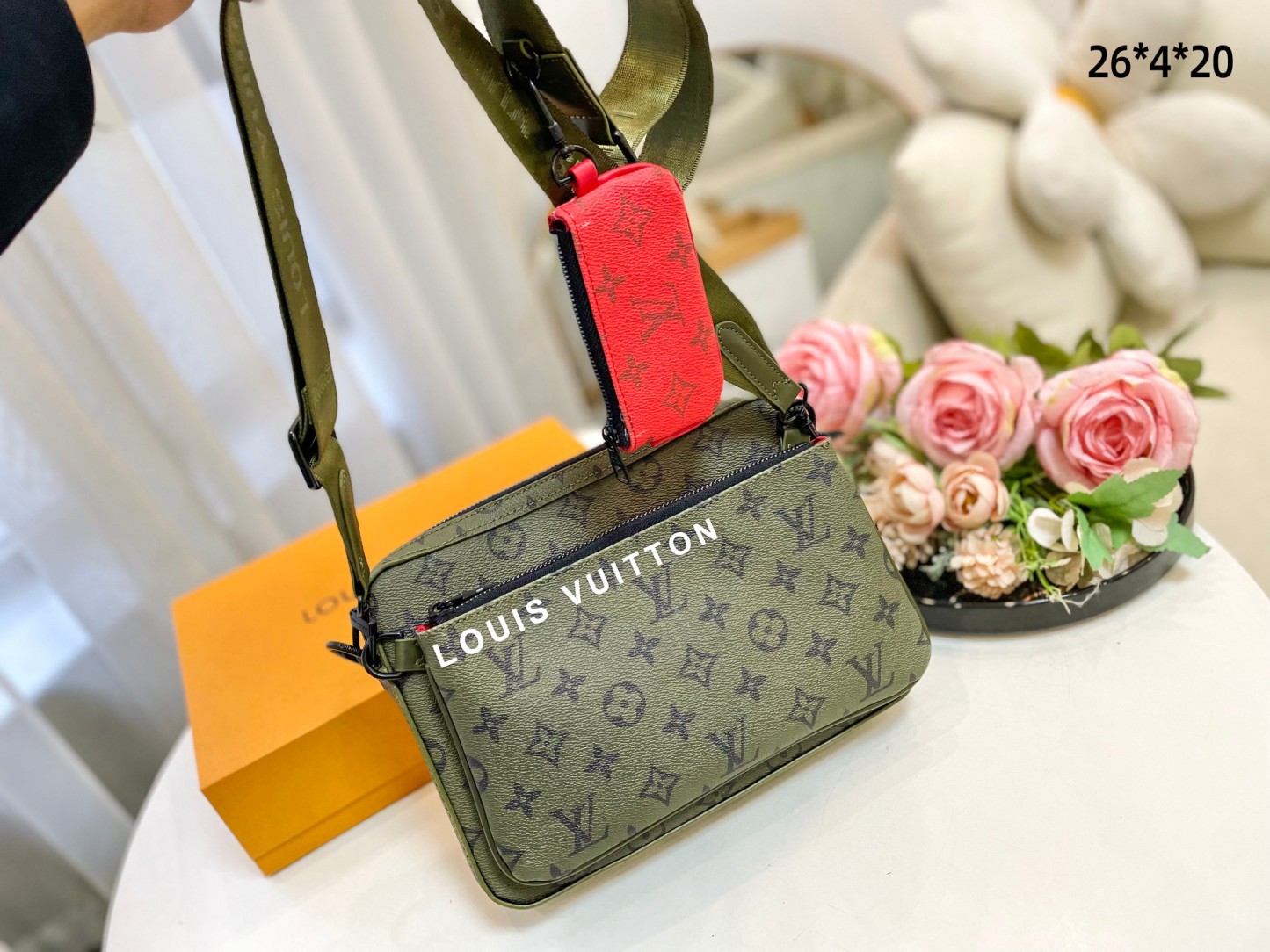 LV TRIO MESSENGER GREEN 26CM M23783