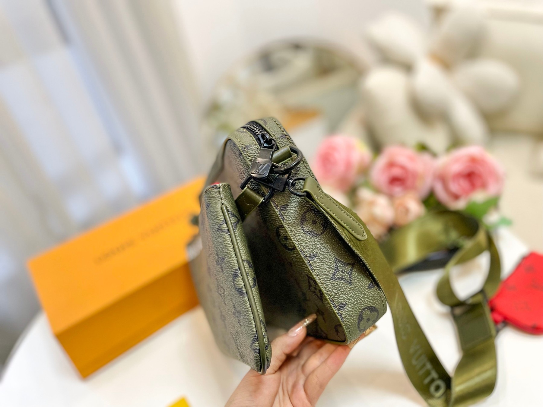 LV TRIO MESSENGER GREEN 26CM M23783