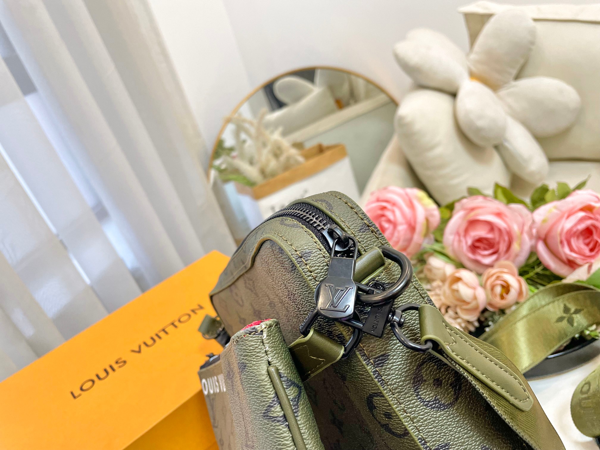 LV TRIO MESSENGER GREEN 26CM M23783