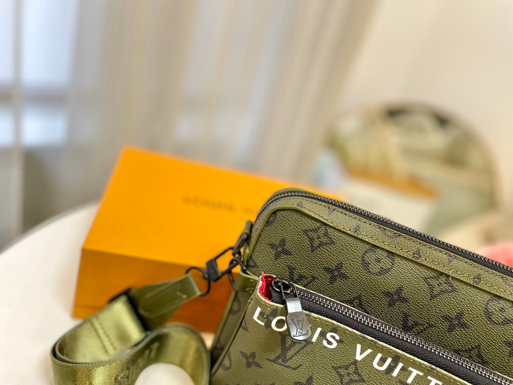 LV TRIO MESSENGER GREEN 26CM M23783