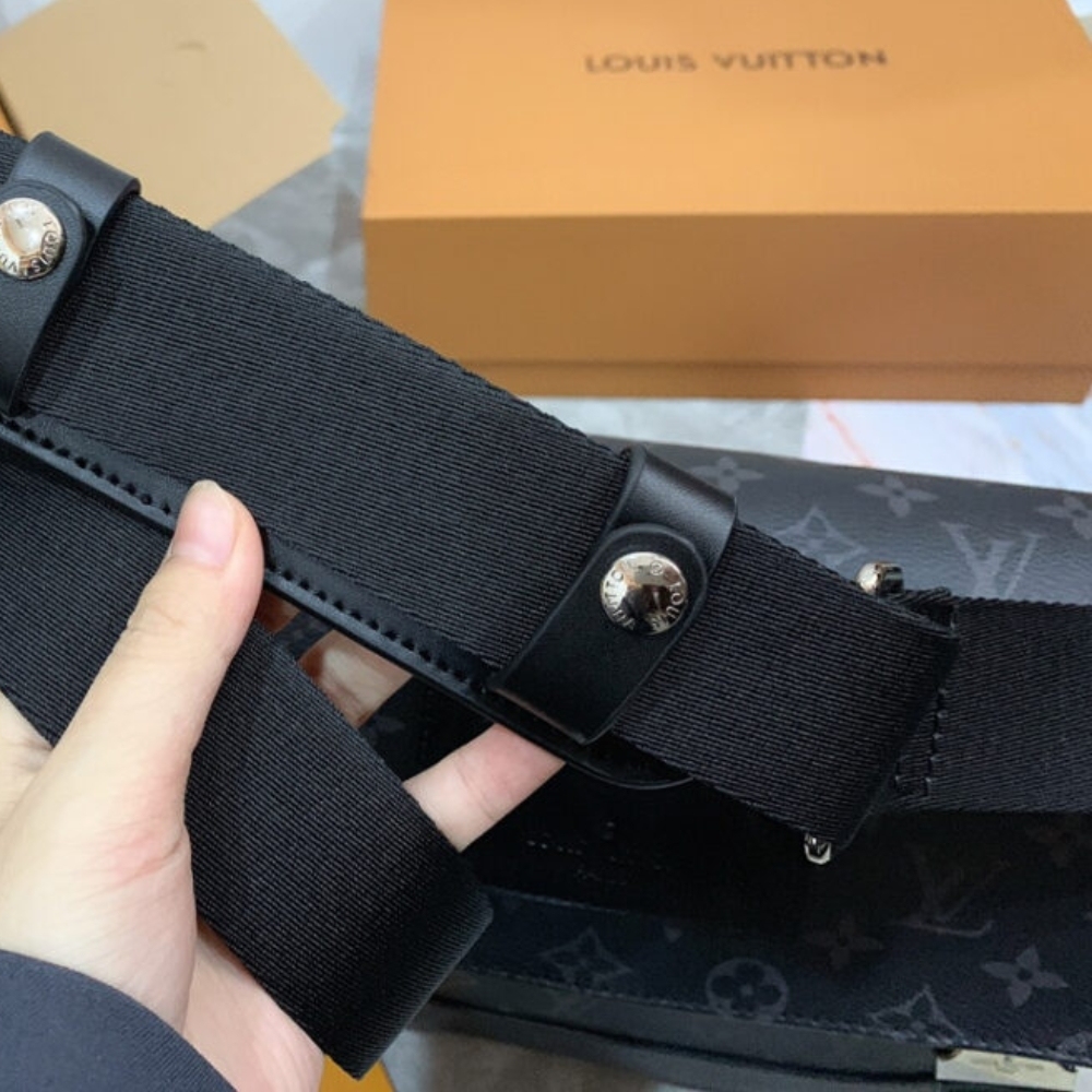 LV MESSENGER PM VOYAGER BLACK 32CM M40511