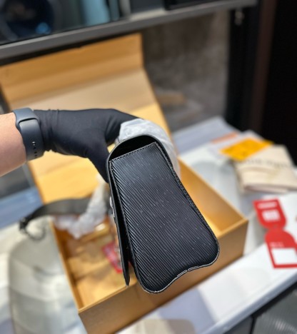 LV EPI LEATHER LIMITED EDITION FLOWER TWIST BAG BLACK 23CM